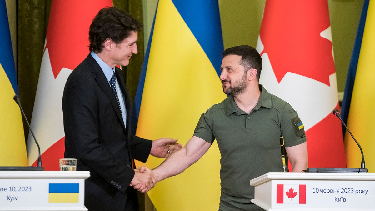 Trudeau schüttelt dem ukrainischen Präsidenten die Hand