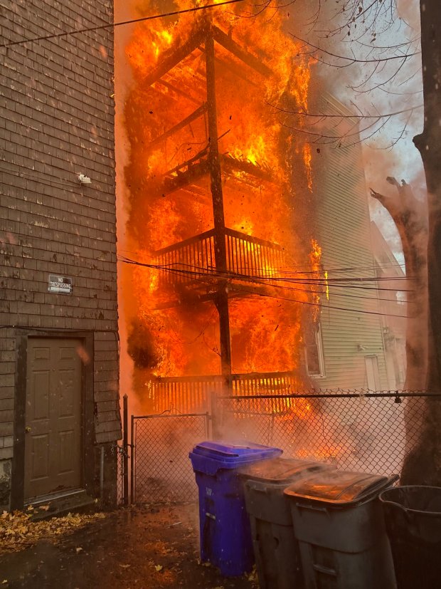 Bostoner Feuerwehrleute bekämpfen am Samstag, den 25. November 2023, einen Brand, der die Ellington St. 19 bis 21 in Dorchester erfasst hat. (Mit freundlicher Genehmigung der Feuerwehr von Boston)