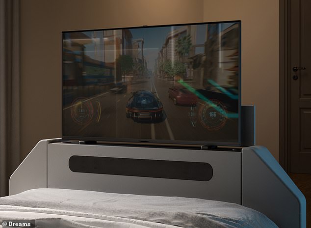 Im Trittbrett ist standardmäßig ein 43-Zoll-Smart-TV mit 4K-Auflösung eingebaut, Nutzer können sich jedoch für ein Upgrade auf ein 42-Zoll-OLED-Gerät von LG entscheiden