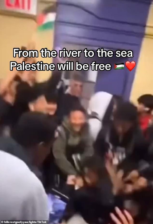 In einem Video, das auf Social-Media-Seiten wie TikTok und X geteilt wurde, sind Schüler zu sehen, die palästinensische Flaggen schwenken und häufig auf den Fluren auf und ab hüpfen