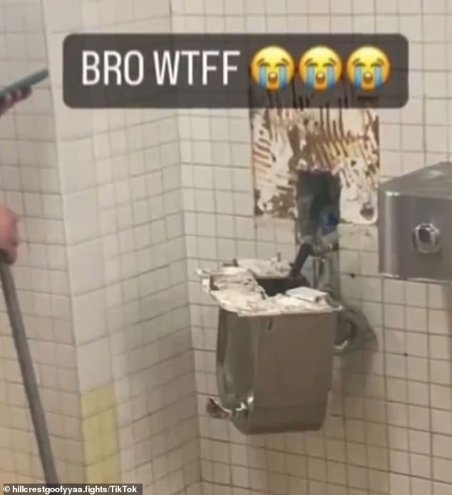Andere Bilder zeigen, wie einige Studenten es sich zur Aufgabe machten, ein Badezimmer zu ruinieren
