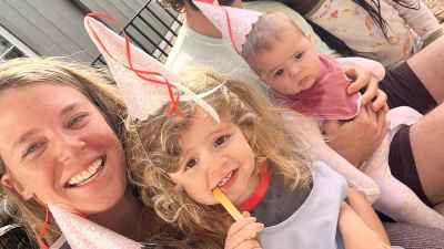 Sehen Sie Thomas Rhett, die Töchter von Lauren Akins, die liebevoll seinen Geburtstag feiern