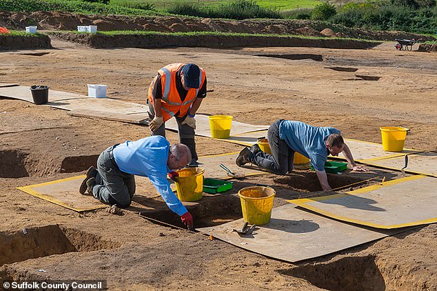 Freiwillige des kommunalen Archäologieprojekts haben daran gearbeitet, die markanten Fundamente eines Tempels auf dem königlichen Gelände in Rendlesham freizulegen