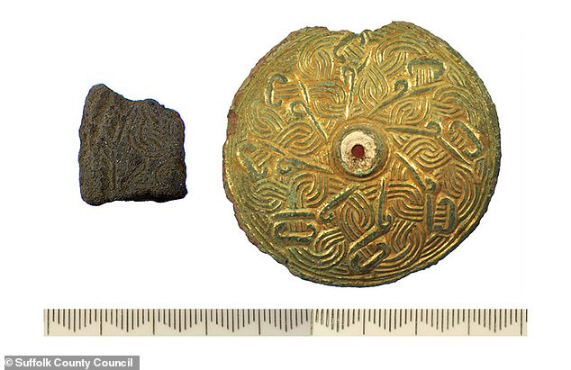 Die Archäologen haben gebrannte Tonformen (links) entdeckt, die zum Gießen dekorativer Pferdegeschirre verwendet wurden, wie sie an der nahegelegenen Grabstätte von Sutton Hoo (rechts) gefunden wurden.