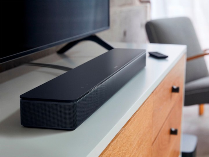 Die Bose Smart Soundbar 300 wird auf einem Entertainment-Ständer unter einem Fernseher aufgestellt.