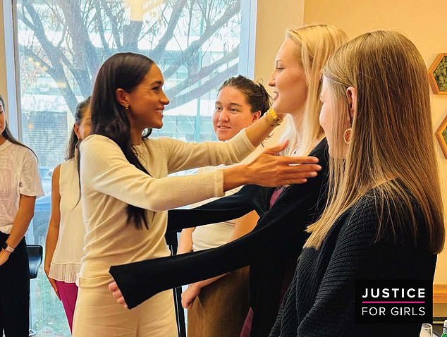 Die Herzogin von Susse x, 42, besuchte die Gruppe „Gerechtigkeit für Mädchen“, um über „Führung von Mädchen und jungen Frauen“ zu diskutieren und ein „herzliches Gespräch“ über „Gerechtigkeit und Gleichheit für in Armut lebende jugendliche Mädchen in Kanada“ zu führen.