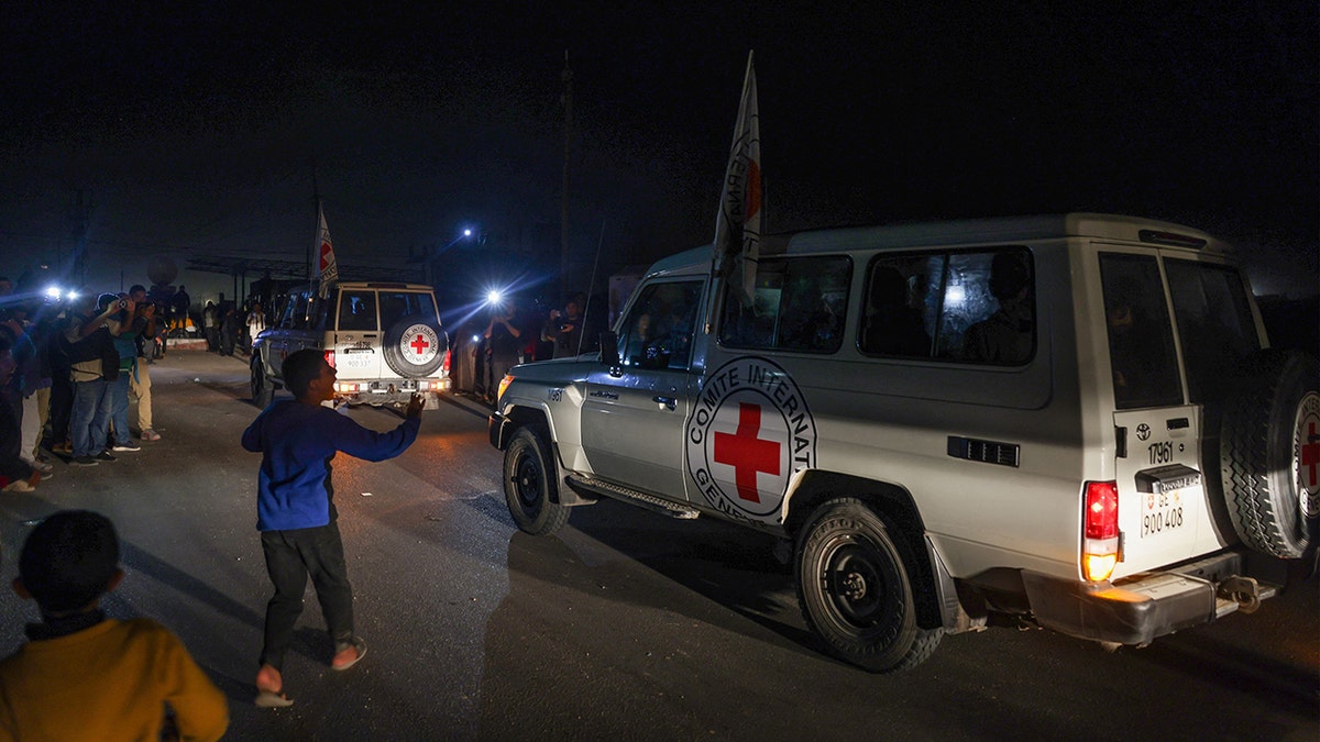 Israelische Geiseln werden in Krankenwagen des Roten Kreuzes transportiert