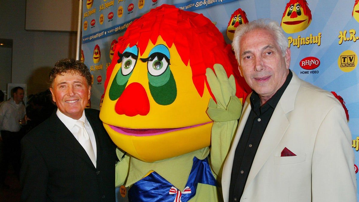 Marty Krofft und Bruder Sid posieren als HR Pufnstuff-Charakter