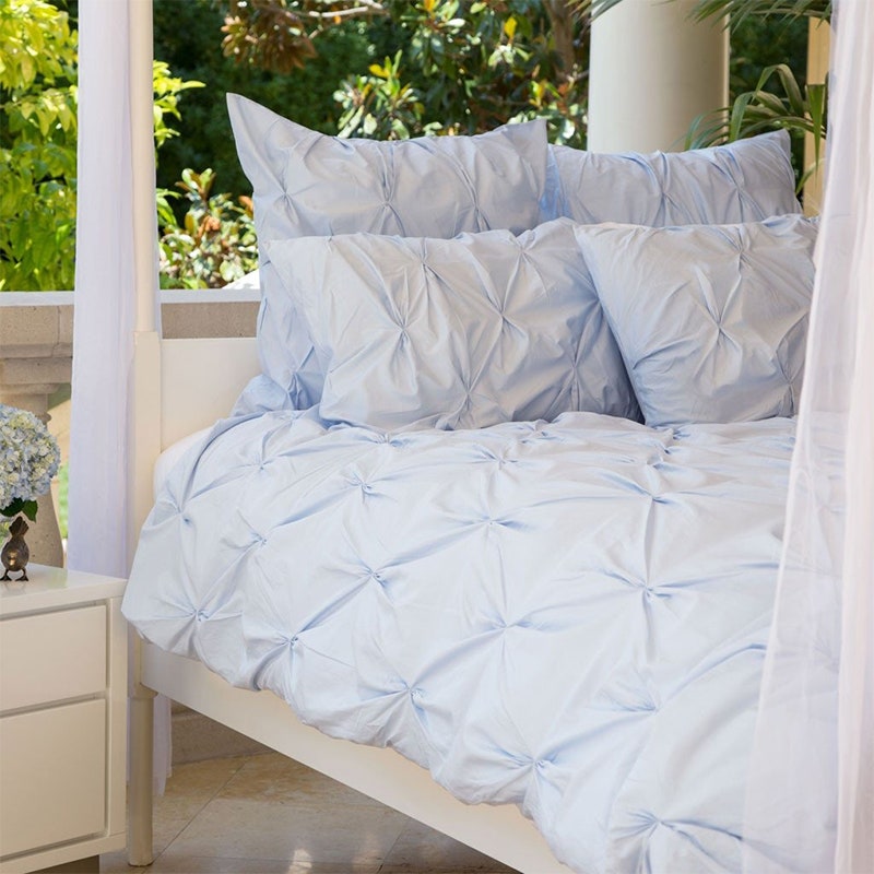 Der Crane & Canopy Hellblaue Bettbezug auf weißem Hintergrund