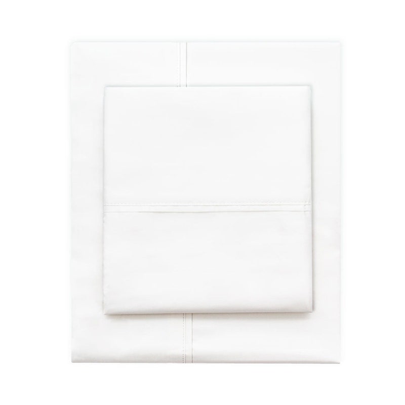Das Crane & Canopy Soft White Bettlaken-Set mit Fadenzahl 400 auf weißem Hintergrund