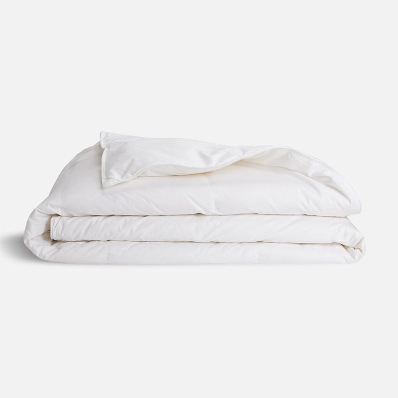 Brooklinen Daunendecke: Eine weiße Bettdecke auf grauem Hintergrund