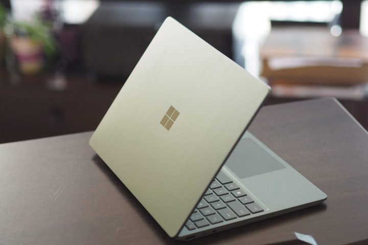 Rückansicht des Microsoft Surface Laptop Go 3 mit Deckel und Logo.