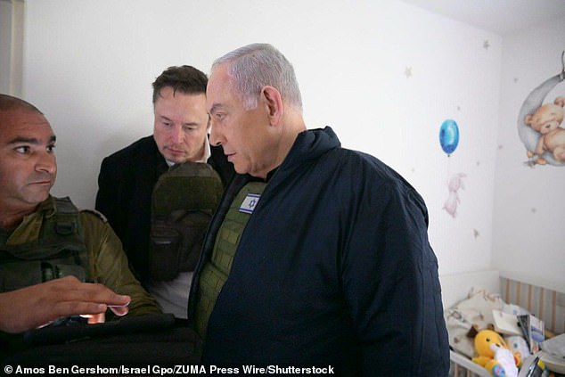 Netanyahu und Musk in einem der Häuser, die jetzt leer in Kfar Aza stehen