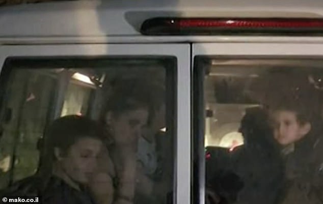 Das erste Bild von Abigail seit ihrer Freilassung: gesehen in einem Krankenwagen des Roten Kreuzes (rechts) nach ihrer Freilassung durch die Hamas als erste freigelassene Amerikanerin