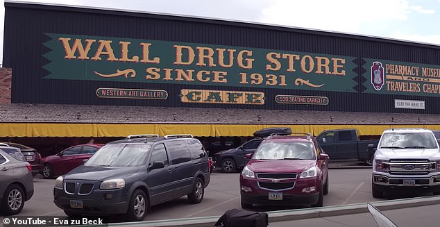Nach dem Auschecken aus Wasta stattete Eva einer der größten Attraktionen South Dakotas einen Besuch ab;  die Wall Drug Store