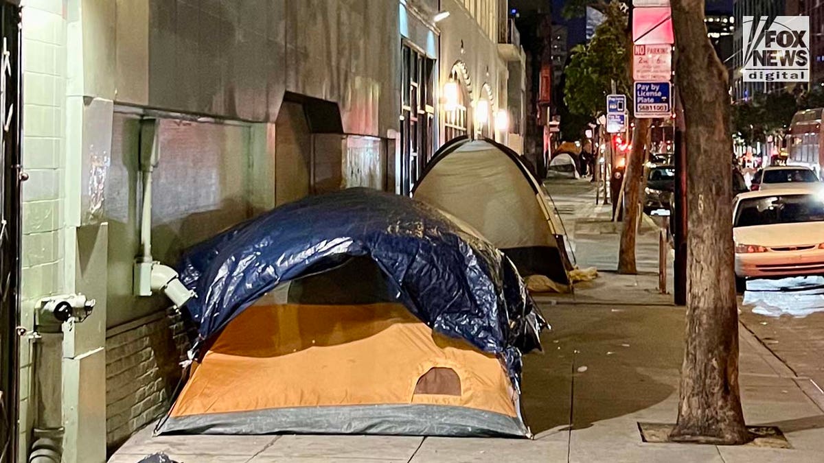 Die Menschen bewohnen Lager auf den Straßen des Tenderloin District in San Francisco.