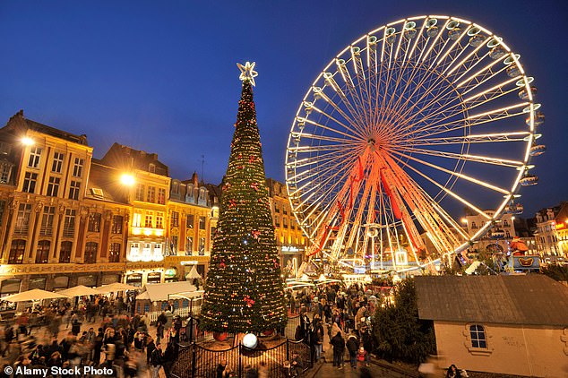 Star-Auftritt: Auf dem Markt von Lille gibt es einen riesigen Weihnachtsbaum und ein riesiges Riesenrad