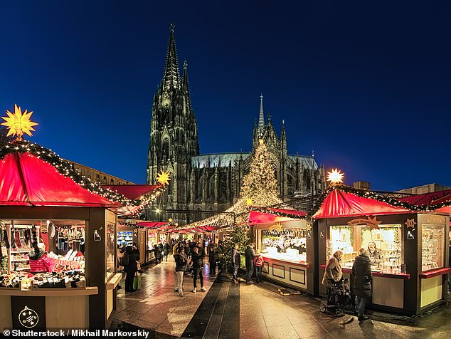 Der Kölner Weihnachtsmarkt findet rund um den prächtigen, hoch aufragenden Dom der Stadt statt