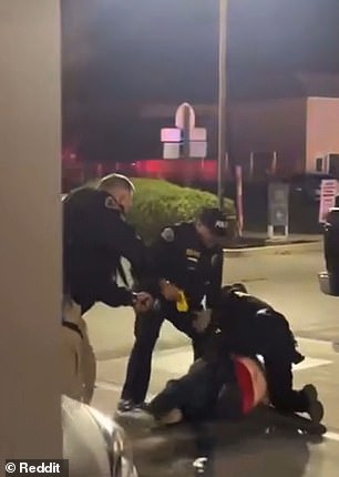 Der Mann wurde vor den Augen mehrerer Zeugen auf dem McDonald's-Parkplatz gefesselt und am Boden geschlagen