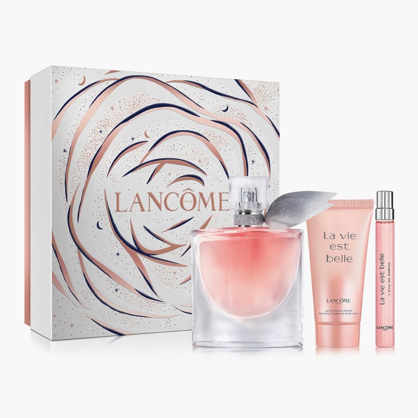 Lancôme La Vie est Belle Fragrance Set Flasche mit Pfirsichparfüm und Lotion mit grauer Box auf cremefarbenem Hintergrund