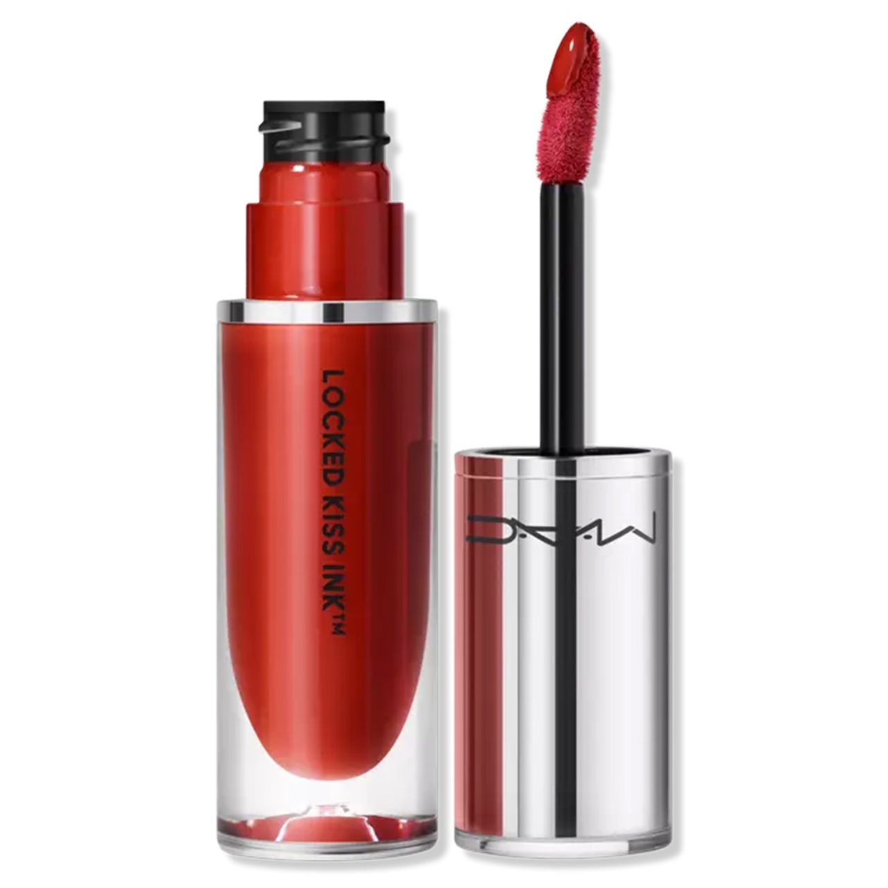 MAC Locked Kiss Ink Lippenstift, Tube mit warmem, rotem, flüssigem Lippenstift mit silberner Kappe und Stift an der Seite auf weißem Hintergrund