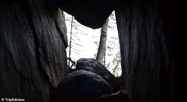 Pirunkirkko ist eine Z-förmige Spalthöhle mit einer Länge von nur 34 Metern
