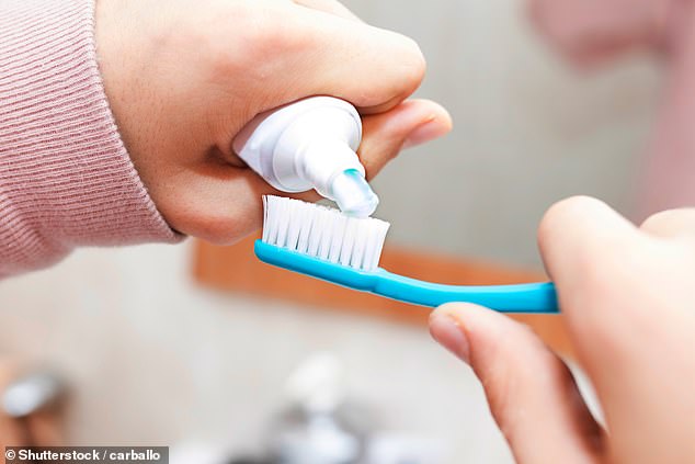 Die Behandlung von Mundgeruch umfasst in der Regel die regelmäßige Anwendung von Mundwasser, um den Geruch zu überdecken oder die Grundursache des Problems zu bekämpfen – beispielsweise Zahnfleischentzündungen (Archivbild)