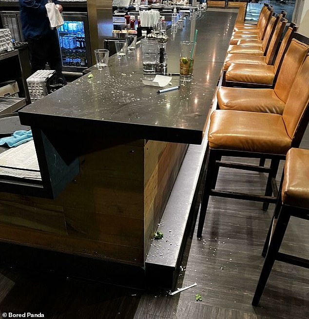 Ein Kellner teilte ein Foto von einer angeblich mit Essensresten bedeckten Bar in ihrem Lokal, nachdem er mit Essen im Mund geniest hatte