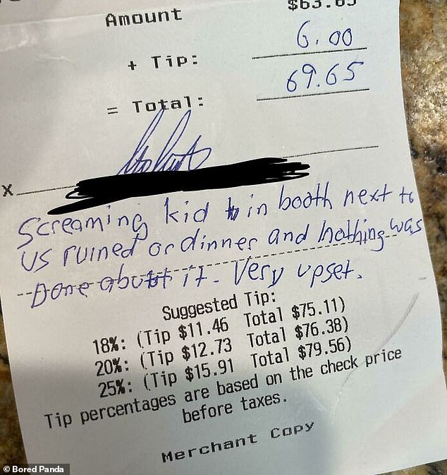 An anderer Stelle gab ein unvernünftiger Kunde seinem Kellner ein kleines Trinkgeld, weil das Personal das schreiende Kind eines anderen Kunden nicht unter Kontrolle hatte
