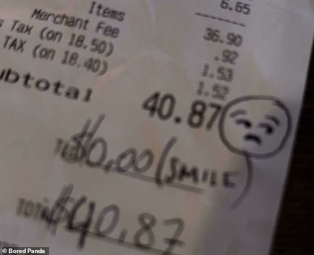 Ein anderer besonders sensibler Kunde beschloss, kein Trinkgeld zu geben, weil der Kellner beim Servieren nicht „lächelte“.
