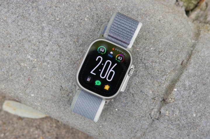 Die auf dem Boden liegende Apple Watch Ultra 2 zeigt das Zifferblatt der Modular Ultra.