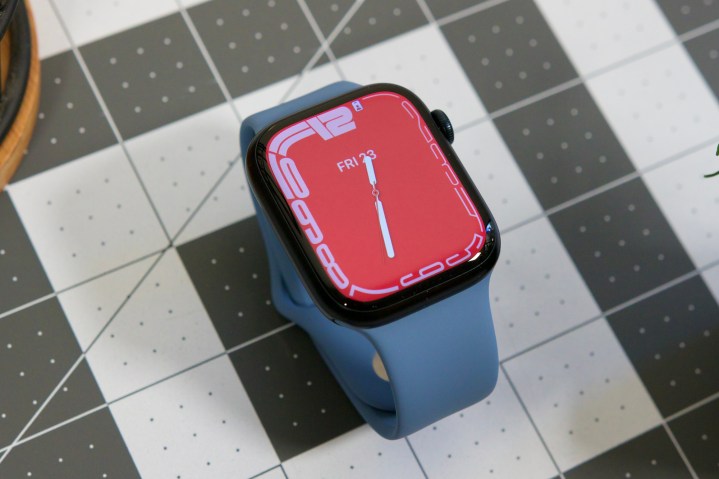 Eine Apple Watch Series 8 mit eingeschaltetem Bildschirm.