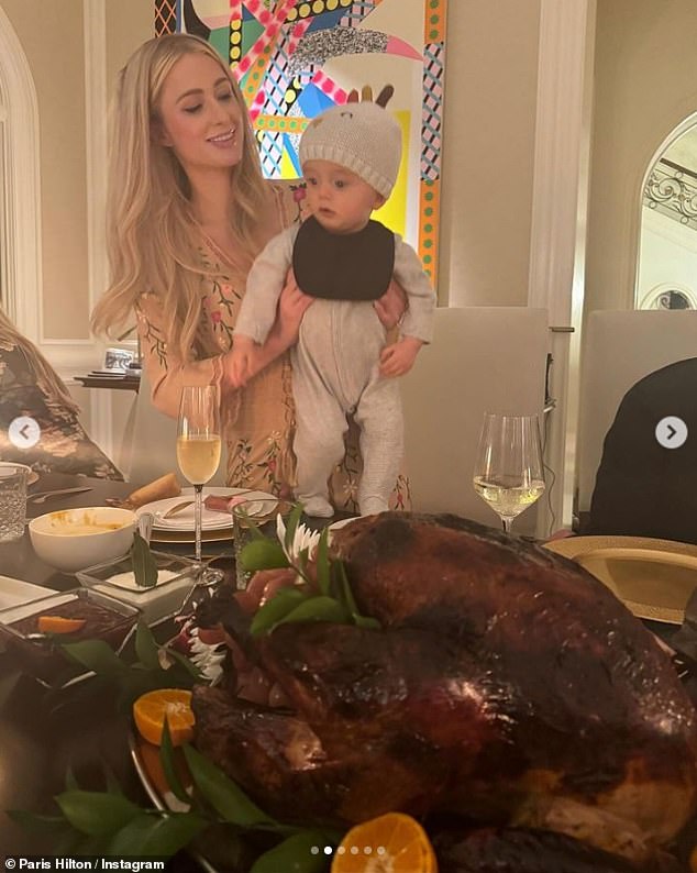 Familientreffen: Paris teilte einen Schnappschuss ihres riesigen Truthahns, als sie mit ihrem Sohn Phoenix Thanksgiving feierte, nachdem sie enthüllt hatte, dass sie nun Mutter von zwei Kindern ist