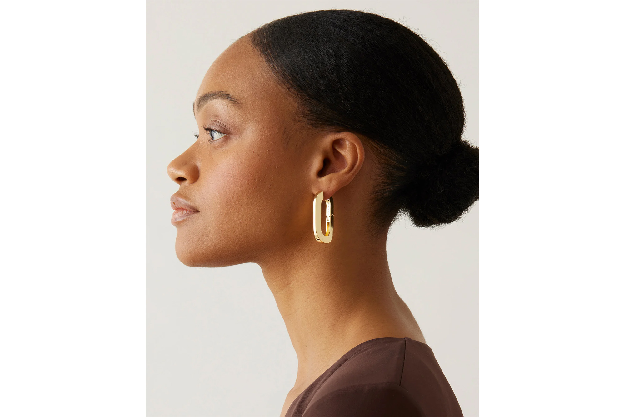 Ein Model mit einem goldenen Ohrring