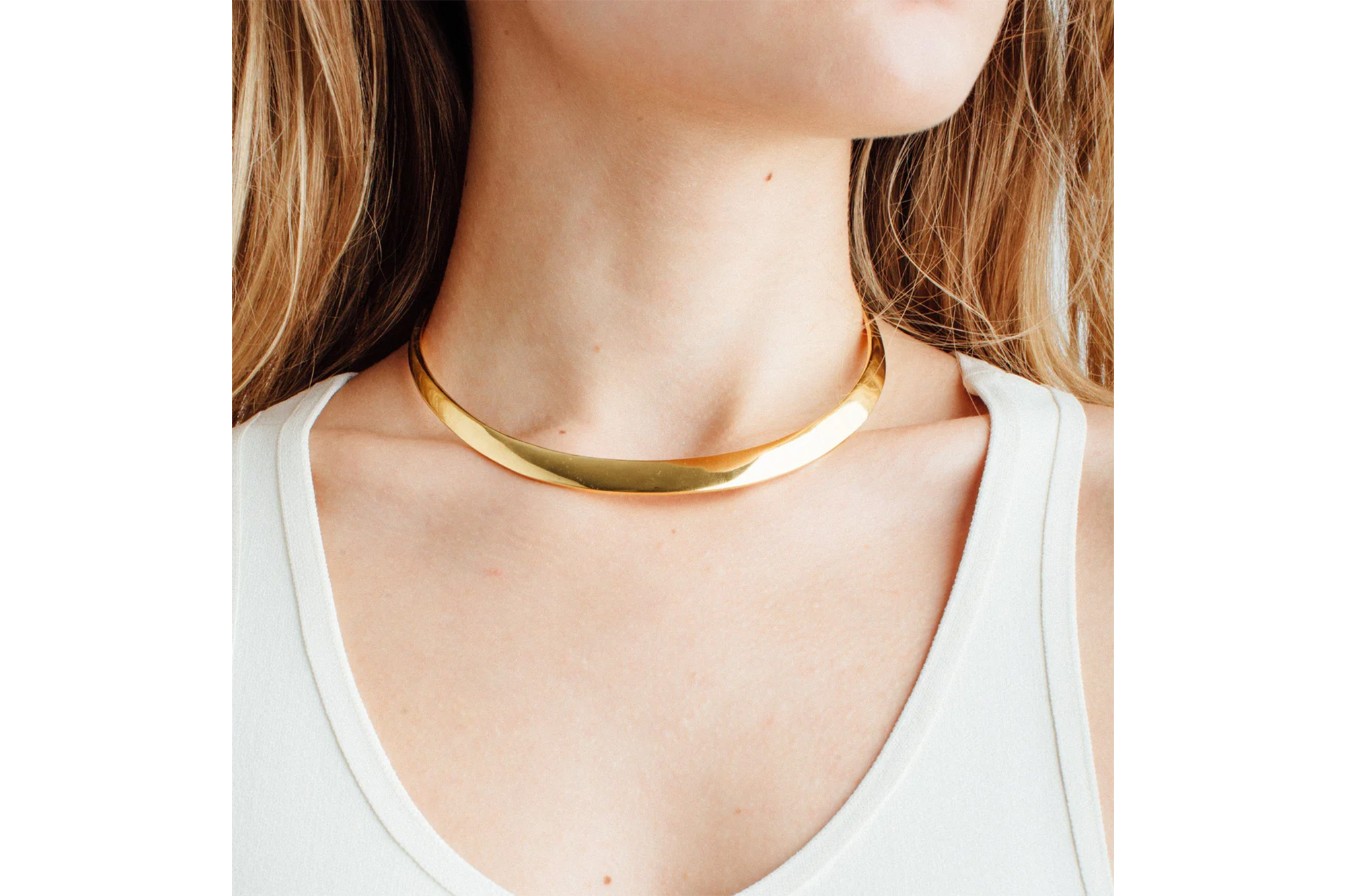Ein Model mit einer goldenen Halskette