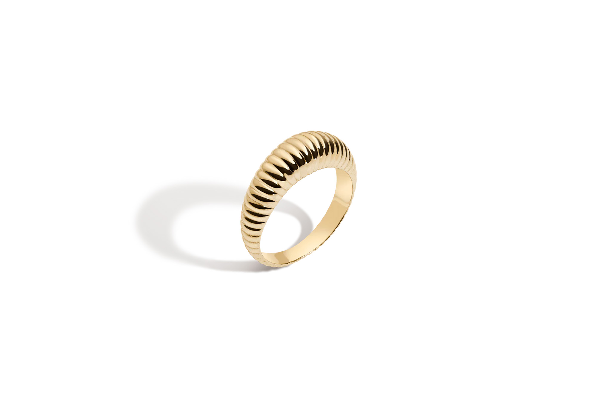 Ein goldener, geriffelter Ring