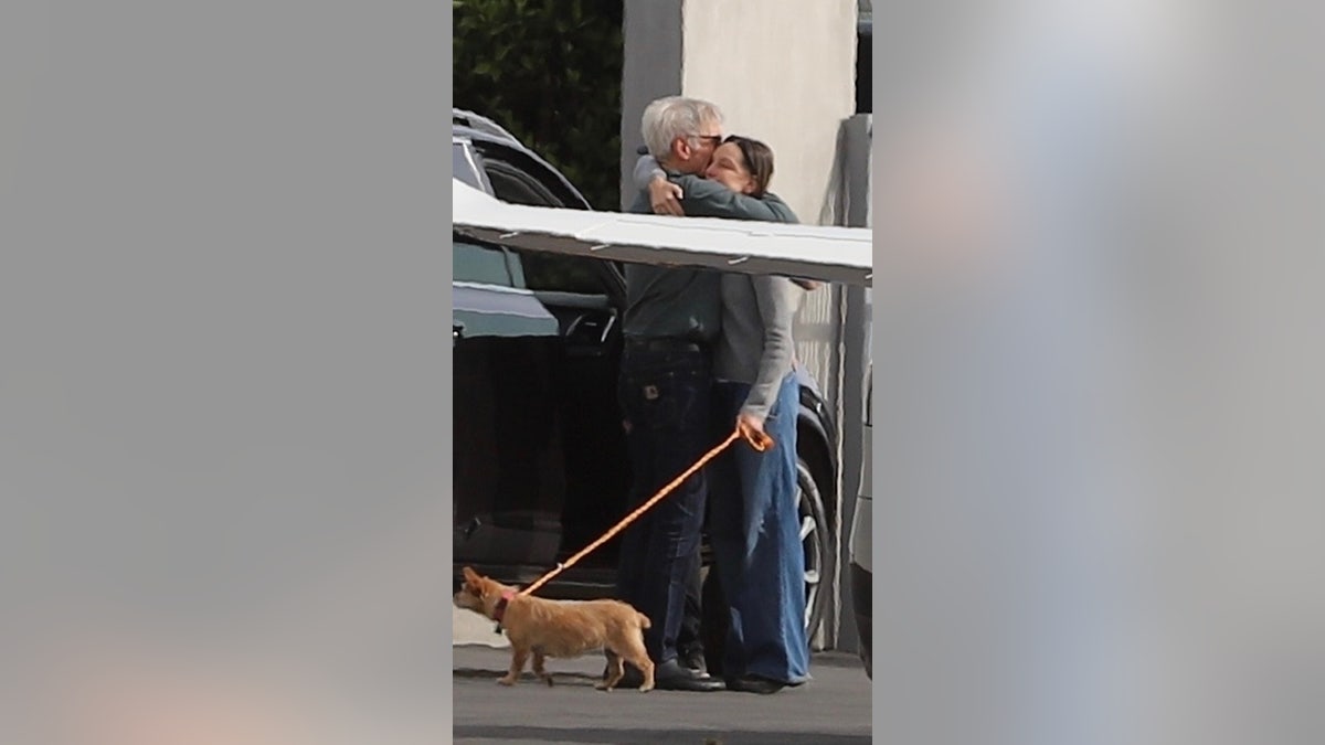 Harrison Ford und Calista Flockhart umarmen sich am Flughafen