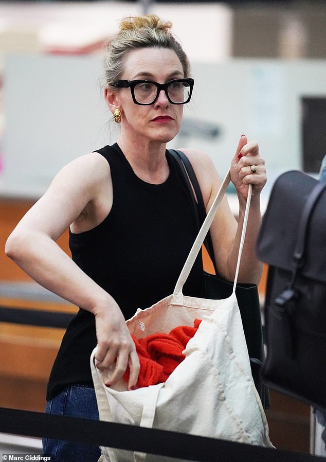 Am Sonntag wurde Grace für den jüngsten Prozess „Down The Tubes“ mit „This Morning“-Moderatorin Josie Gibson nominiert, schied jedoch aus medizinischen Gründen aus (im Bild am Montag am Flughafen Brisbane).