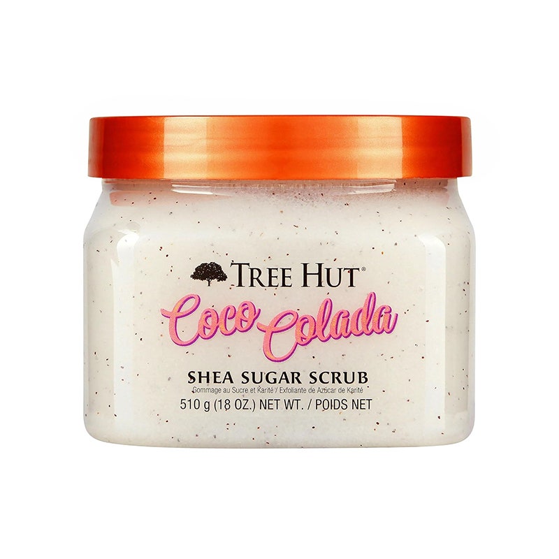 Tree Hut Coco Colada Shea Sugar Scrub: Ein klares Glas, gefüllt mit einem weißen Körperpeeling und einem orangefarbenen Deckel auf weißem Hintergrund