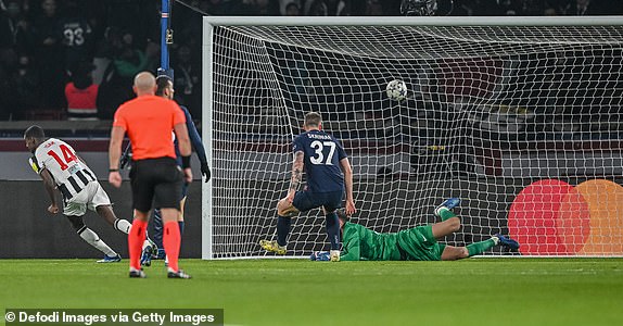 PARIS, FRANCE - NOVEMBER 28: Alexander Isak of Newcastle United FC scores his team's first goal during the UEFA Champions League match between Paris Saint-Germain and Newcastle United FC at Parc des Princes on November 28, 2023 in Paris, France. (Photo by Harry Langer/DeFodi Images via Getty Images)