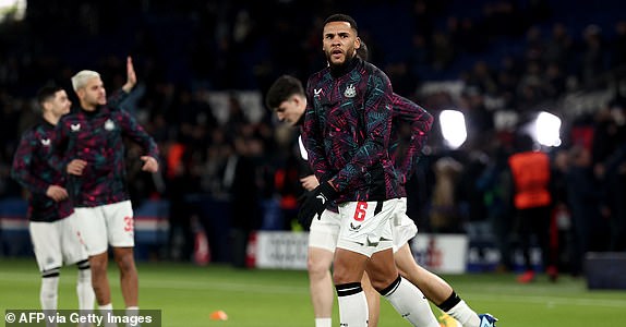 Newcastle United's English defender #06 Jamaal Lascelles warms up before the UEFA Champions League 1st round, day 5, Group F football match between Paris Saint-Germain (PSG) and Newcastle United on November 28, 2023 at the Parc des Princes stadium in Paris. Football: (Photo by FRANCK FIFE / AFP) (Photo by FRANCK FIFE/AFP via Getty Images)