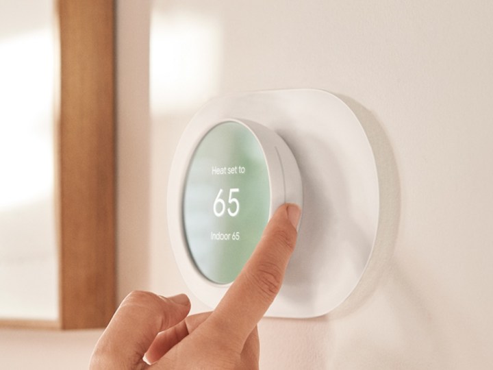 Anpassen der Temperatur am Google Nest Thermostat.