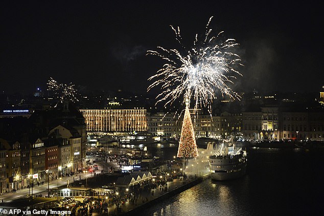 Silvesterfeier mit Feuerwerk über der Skepsbron-Straße im Zentrum von Stockholm um Mitternacht am 31. Dezember 2013