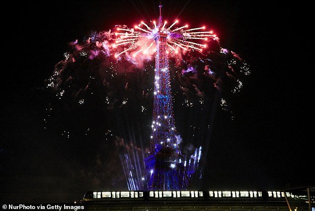 Im Rahmen der jährlichen Feierlichkeiten zum Bastille-Tag in Paris am 14. Juli 2023 explodieren Feuerwerkskörper über dem Eiffelturm