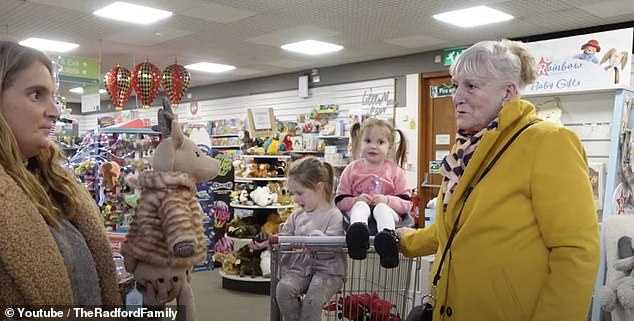 In einem YouTube-Video forderte Sue ihre Mutter auf, zu erraten, wie viel dieses Rentierspielzeug mit Kunstpelzjacke kostet