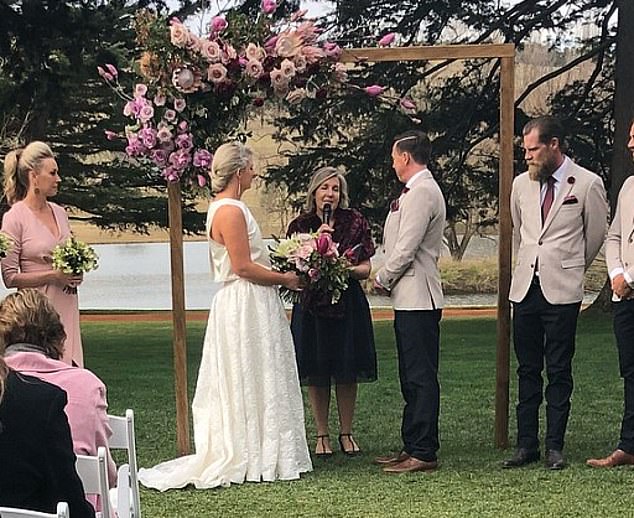 Das Paar heiratete 2018 im luxuriösen Peppers Resort in der Stadt Bowral in New South Wales, wobei Leisel in einem schicken, ärmellosen Kleid mit Stehkragen, das von der Taille abwärts aus strukturiertem, plissiertem Stoff bestand, umwerfend wirkte