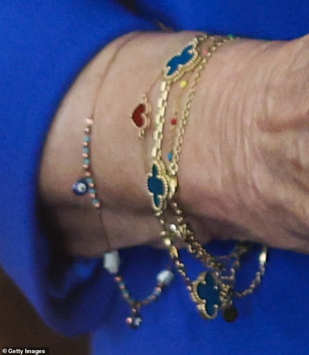 Camilla, 76, kombinierte während des Empfangs der Booker Prize Foundation ihre charakteristischen Juwelen von Van Cleef & Arpels mit einem komplizierten Armband mit bösen Blicken