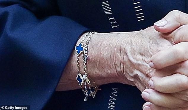 Camilla trug den Schmuck auch für einen Empfang im Buckingham Palace für die Gewinner des Queen's Commonwealth Essay Competition 2023