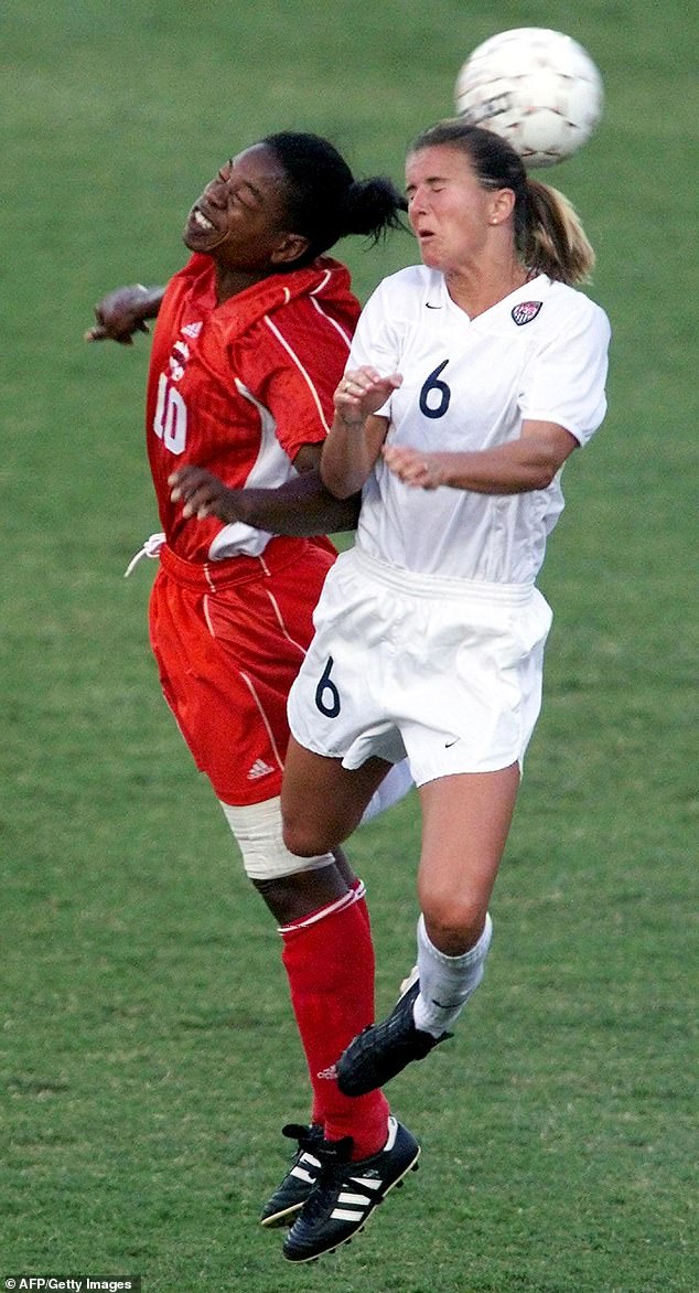 Die US-Amerikanerin Brandi Chastain (Bild rechts) und die Kanadierin Charmaine Hooper (Bild links) führen den Ball am 1. Juli 2000 während ihres Halbfinalspiels beim Women's Gold Cup Tournament in Louisville, Kentucky