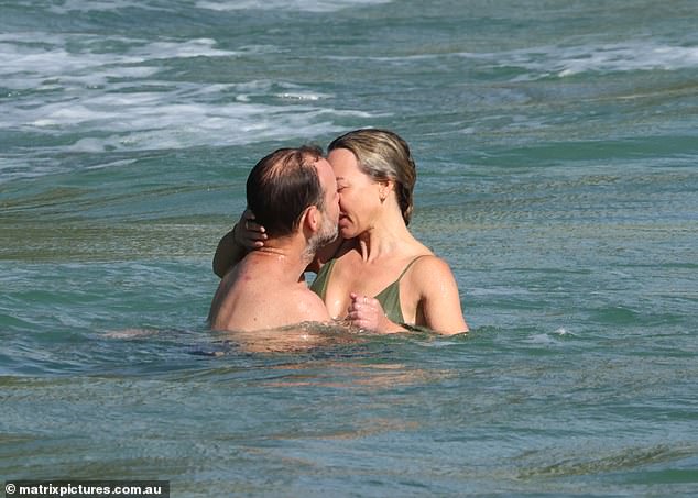 Die Sichtung bestätigte auch Daves Trennung von seiner ehemaligen Geliebten, der Chiropraktikerin Shannon Egan aus Sydney, die er im Dezember letzten Jahres zum ersten Mal beim Küssen am Strand gesehen hatte.  Beide abgebildet